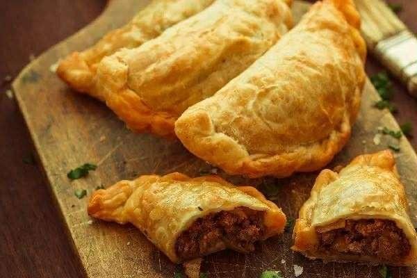 Banh goi nhan thit chien vang gion thom lung la mot trong cac loai ngot banh de lam tai nha phu hop cho bua xe 
