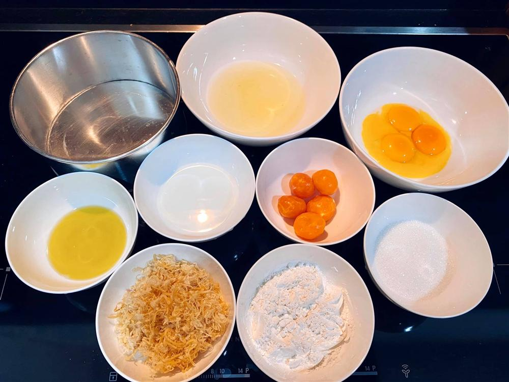 Nguyên liệu làm bánh bông lan cơ bản, món bánh ngọt dễ làm: trứng, bột mì, sữa tươi, dầu ăn, bột nở và vani